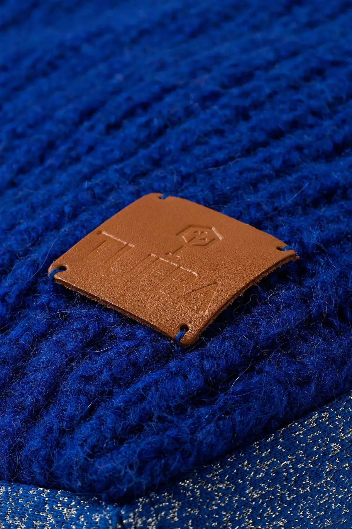 KNITWEAR PILLOW WITH GLITTERY EDGE - BLUE