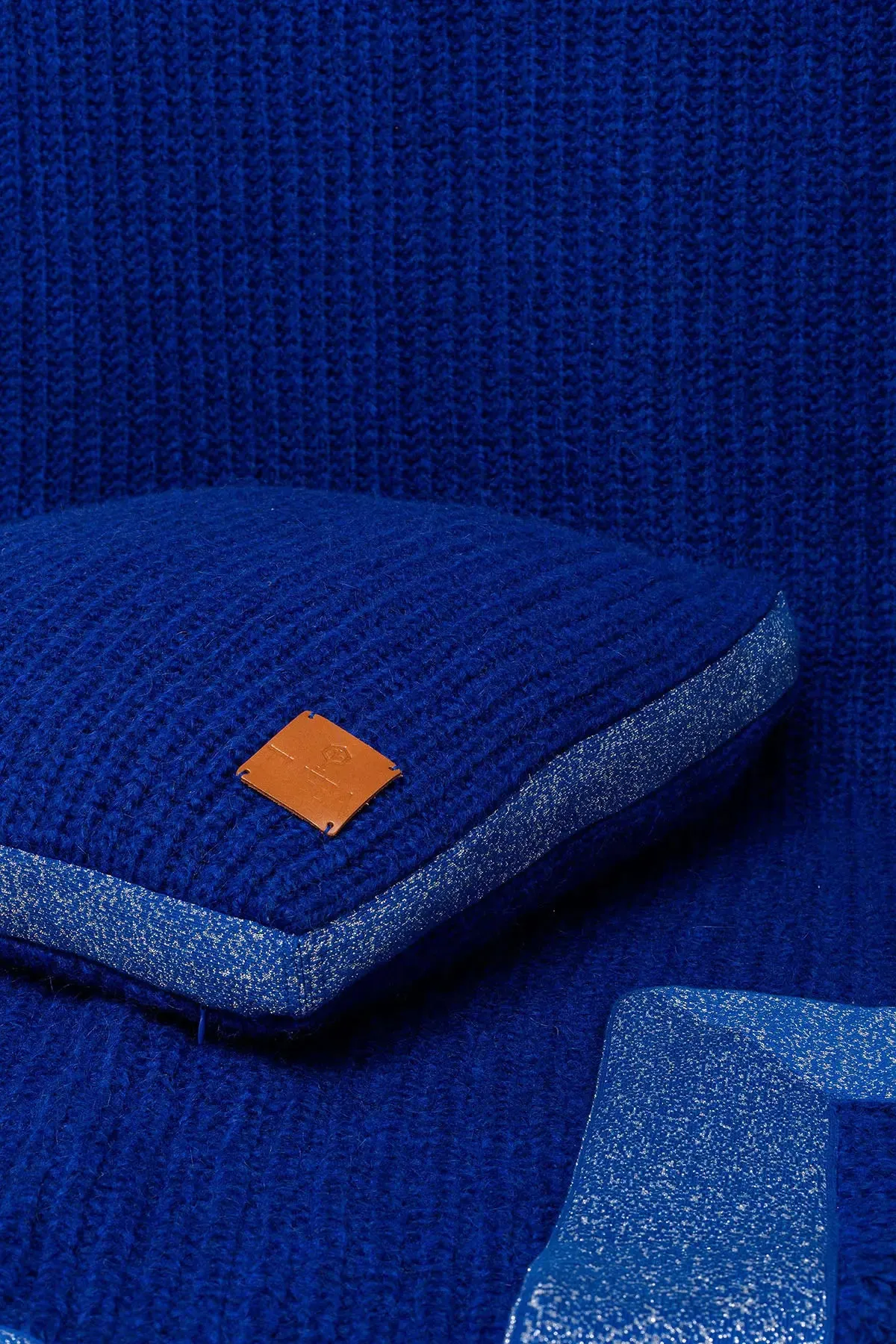 KNITWEAR PILLOW WITH GLITTERY EDGE - BLUE